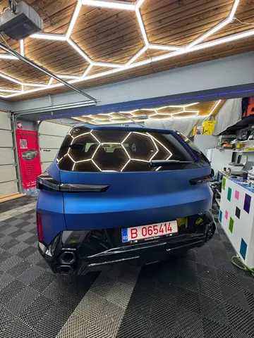 Folie PPF auto gloss, profil lateral după aplicare, luciu de oglindă — lucrare 34 Criss Wrap.