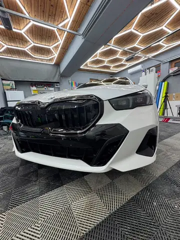 PPF auto, protecție zgârieturi și piatră, cadru vertical după aplicare PPF, atelier Criss Wrap Bragadiru.