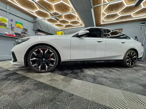 Folie PPF auto gloss, detaliu de luciu pe panou, luciu de oglindă — lucrare 52 Criss Wrap.