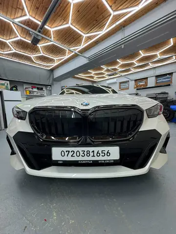 Folie PPF auto gloss, profil lateral după aplicare, luciu de oglindă — lucrare 64 Criss Wrap.
