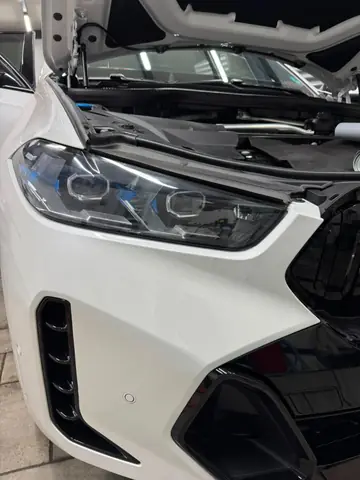 Folie PPF protecție vopsea, cadru vertical după aplicare PPF, lucrare 67 în atelierul Criss Wrap Bragadiru.