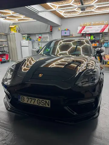 Folie PPF auto gloss, suprafață fără defecte vizibile, luciu de oglindă — lucrare 70 Criss Wrap.