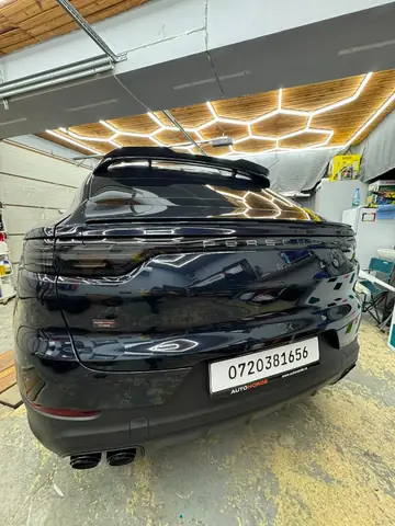 Folie PPF auto gloss, detaliu de luciu pe panou, luciu de oglindă — lucrare 82 Criss Wrap.